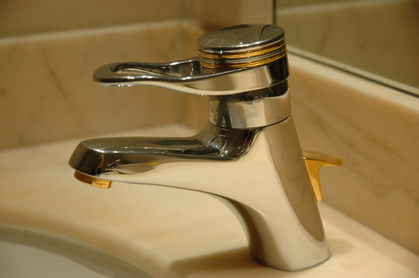 Fixer un robinet de douche : quelle est la hauteur idéale ?