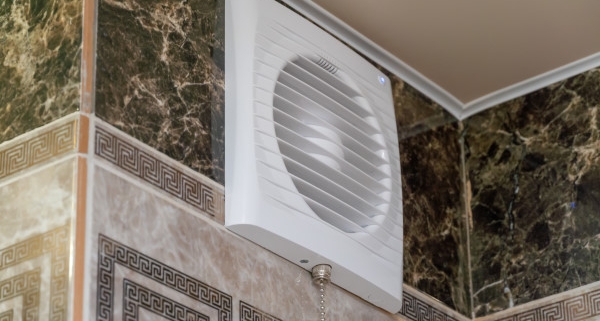 La ventilation d'une salle de bain sans VMC