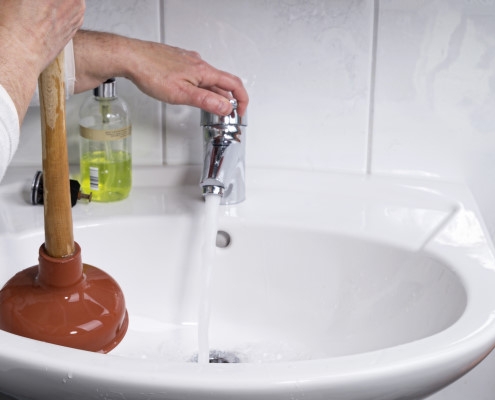 Déboucher le lavabo d'une salle de bain