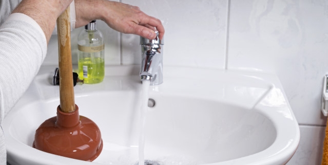 Déboucher le lavabo d'une salle de bain